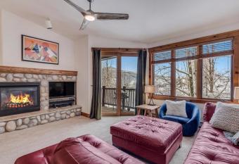 1061- Spacious Mountain Townhouse with Garage Shared Hot Tub and Pool has Balcony rooms