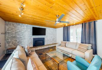 The Chalet at Kings Beach 9 has Balcony rooms