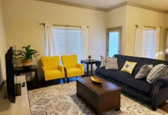 Cozy Home with Private Jacuzzi & Large Yard close to LSU and Downtown has rooms with a private hot tub