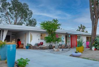 TreeHouse Retreat-Fire pit, Outdoor Patio-Lounge allows 18 year olds to book a room