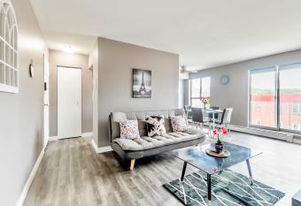 Spacious 2BR Apt w King bed Near DT Hamilton has Balcony rooms