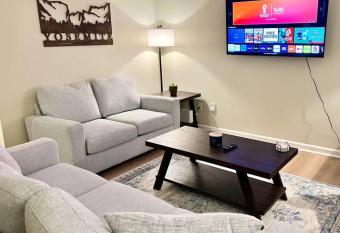 Yosemite House - Minutes to Raleigh has Balcony rooms