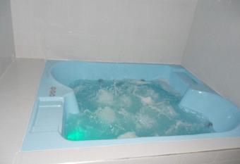 Casa la Nona has rooms with a private hot tub