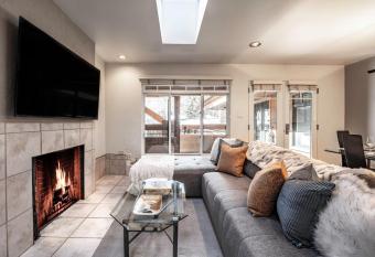 New Listing 2 BR 3BA - Steps to Gondola has rooms with a private hot tub