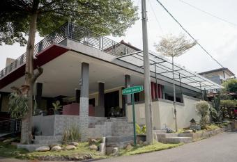 Villa Teras sakura - Private warm pool, Sentul City has Balcony rooms