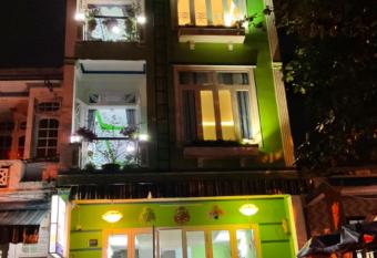 An Na B  nh Homestay allows 18 year olds to book a room