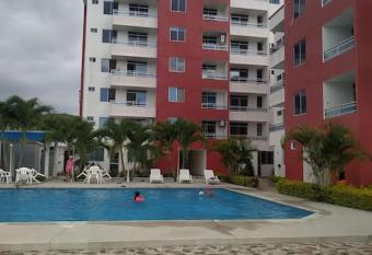 Precioso departamento nuevo de alquiler en Tonsupa para 10 personas con tres dormitorios, sala, comedor, cocina, 2 ba  os con agua caliente, cable, ascensor, 2 piscinas, parqueadero, conserjer  a has Balcony rooms