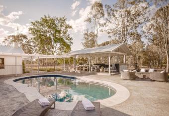 Whitevale Luxury Estate has Balcony rooms