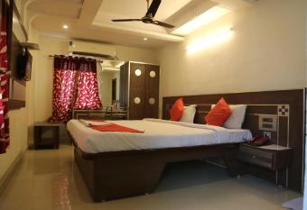 The Padmavathi Guest House has Balcony rooms