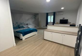 Chambre atypique allows 18 year olds to book a room