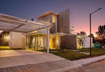 Golf View Home by JadeCaps 4BHK with Breakfast allows 18 year olds to book a room