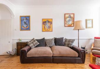 Medieval roots and Harry Potter TownHouse - Hiking near Ludlow has Balcony rooms