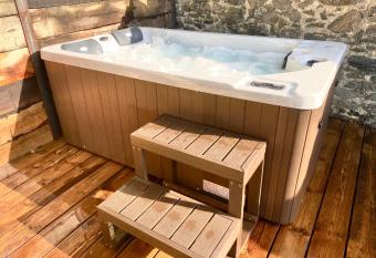 Le SPA de l   Abbaye has rooms with a private hot tub