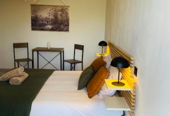 Chambre d   h  tes allows 18 year olds to book a room