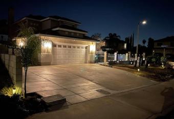 4 beds with 4 baths welcome you has Balcony rooms