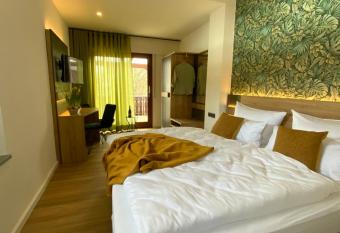 Gasthaus Kirchhoff has Balcony rooms