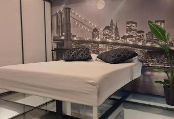 Moraleja Suite II allows 18 year olds to book a room