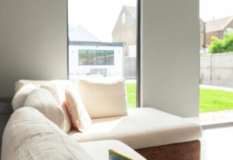 Sunbeam Cottage has Balcony rooms