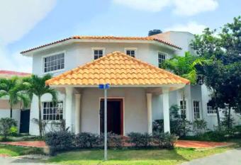 Beautiful house with private pool Boca Chica allows 18 year olds to book a room