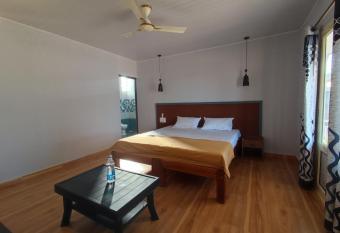 Coral Beach Cottage has Smoking/Balcony rooms