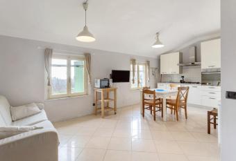 Casetta Indipendente has Balcony rooms