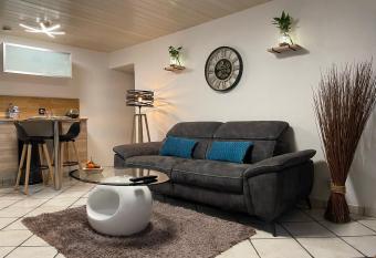 Appartement coquet     Au bord de l   eau     allows 18 year olds to book a room