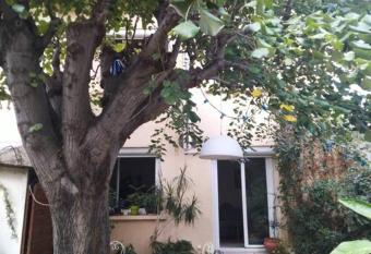 Maison de ville avec jardin allows 18 year olds to book a room