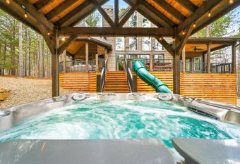 Pine Creek Lodge has Balcony rooms