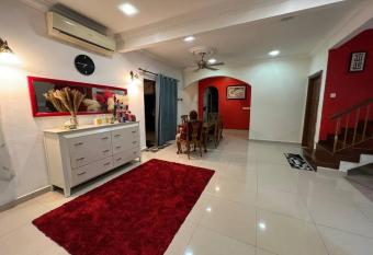 RUMAH SEROJA by IMPIAN HOMESTAY KLIA-SALAK TINGGI-NILAI has Balcony rooms