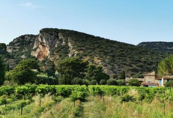 Maison au pied des collines du Luberon    Lourmarin hameau des Lointes Bastides has Balcony rooms
