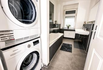 Moderne 3 Schlafzimmer Wohnung mit modernem Bad, K  che, Waschmaschine und Trockner allows 18 year olds to book a room