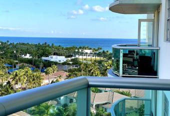 Modern 1BDR condo Gym Pool BBQ area has Balcony rooms