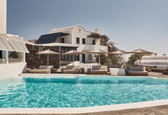 Vedema, a Luxury Collection Resort, Santorini has rooms with a private hot tub