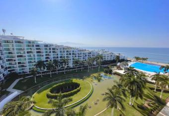 Penthouse   nico frente al mar has rooms with a private hot tub