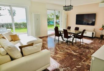 Appartamento con giardino in Tre Ponti allows 18 year olds to book a room