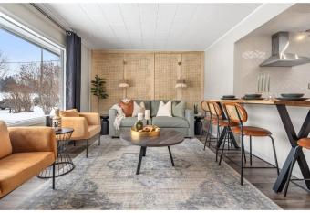 The Malibu I 2 Min to Lake I BBQ I King Size Beds has Balcony rooms