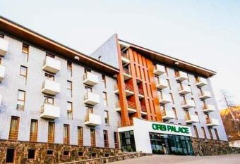 Orbi Palace at Crystal Skating Rink in Didwell has rooms with a private hot tub