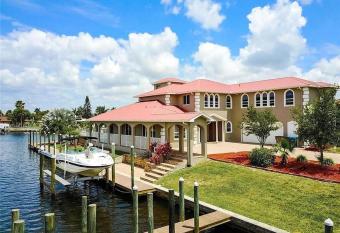 Villa Maddalena Romantic has rooms with a private hot tub