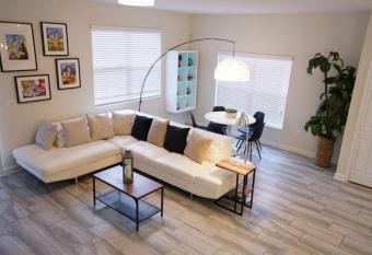 ST3064 Fabulosa casa perto da Disney allows 18 year olds to book a room