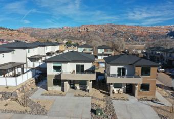 Beautiful New 3 bedroom vacation home in Hildale has Balcony rooms