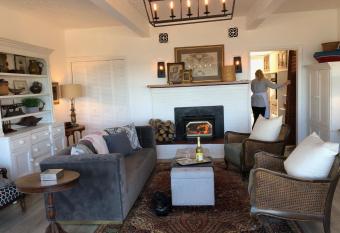 Deep Blue Beach House has Balcony rooms