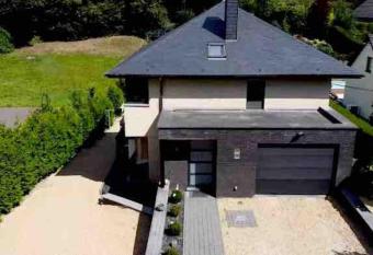 VIP LOUNGE Appartement avec Jacuzzi et jardin allows 18 year olds to book a room