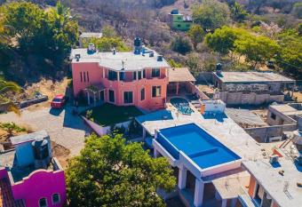 Casa Ohana has rooms with a private hot tub