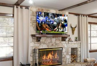 Gorgeous rustic home near Riverwalk and Sea World has Balcony rooms