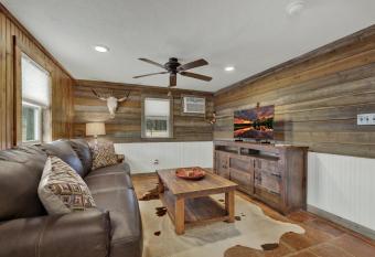 Ohana Ranch Cabin 12 minutes to Historic Main St allows 18 year olds to book a room