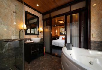 Halong Boutique Cruise has rooms with a private hot tub