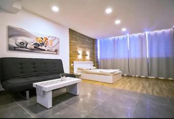 BRiGHT AND COZY 1BR SUiTE EiLAT allows 18 year olds to book a room