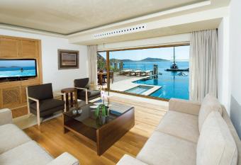 Elounda Peninsula All Suite Hotel, Six Senses Spa has rooms with a private hot tub