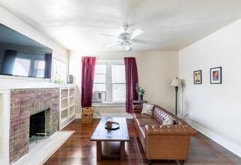 Vintage & Comfy Oasis in a Historic District ~ Pkg allows 18 year olds to book a room