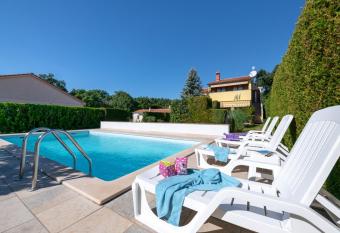 VILLA LIVIA with three nice apartments, swimming pool, childrens playground, barbecue and free parking has Balcony rooms